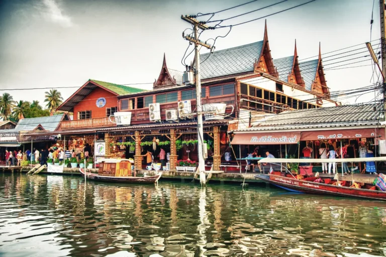Bangkok et le Centre 15 Marché flottant d'Amphawa avec maisons traditionnelles en bois et longtail boats sur le canal au crépuscule