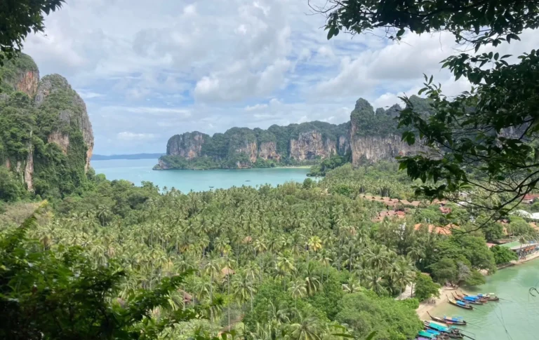 Vue panoramique depuis le belvédère de Railay (Viewpoint) sur les deux baies East et West, entourées par la jungle et les montagnes de Krabi.