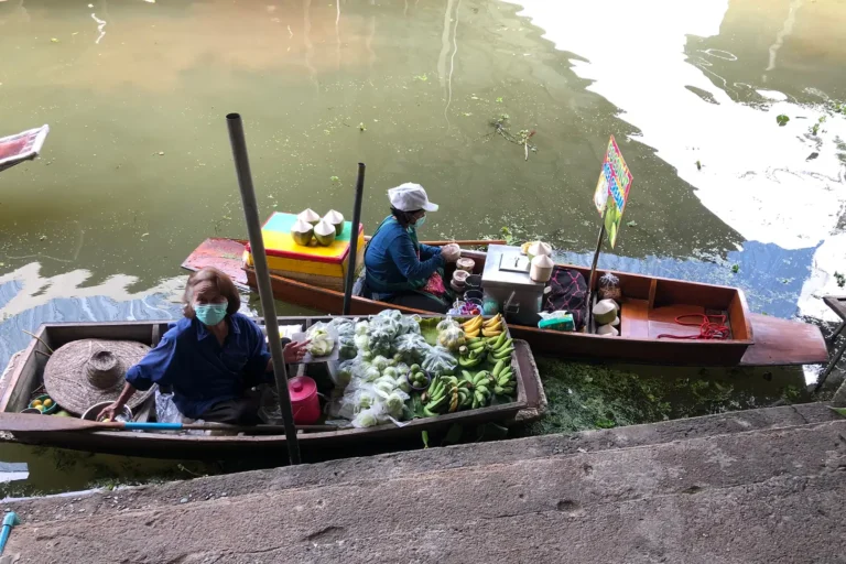 Bangkok et le Centre 13 Vendeuses thaïlandaises sur barques au marché flottant d'Amphawa proposant fruits, bananes et coconut ice cream