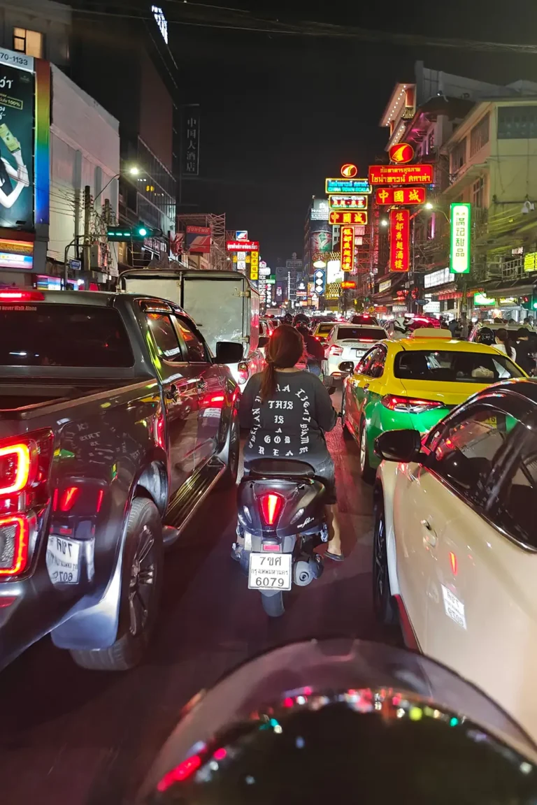 Bangkok et le Centre 6 Embouteillage nocturne dans Chinatown à Bangkok avec enseignes lumineuses, taxi et scooter au cœur du quartier Yaowarat