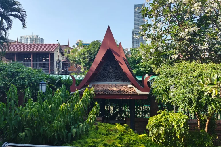 Bangkok et le Centre 10 Pavillon traditionnel en teck du jardin de la maison de Jim Thompson au cœur de Bangkok moderne