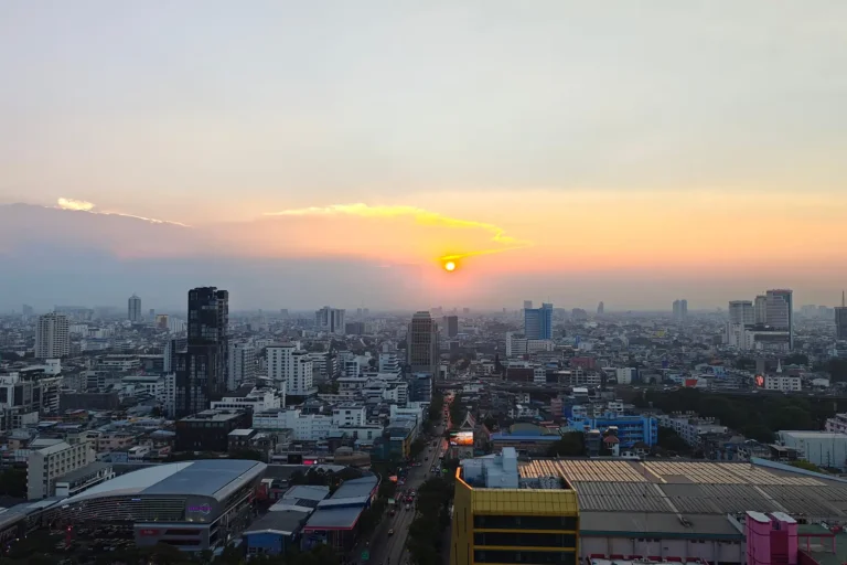 Bangkok et le Centre 8 Coucher de soleil sur Bangkok vu d'un rooftop, panorama de la skyline et de la mégapole thaïlandaise au crépuscule