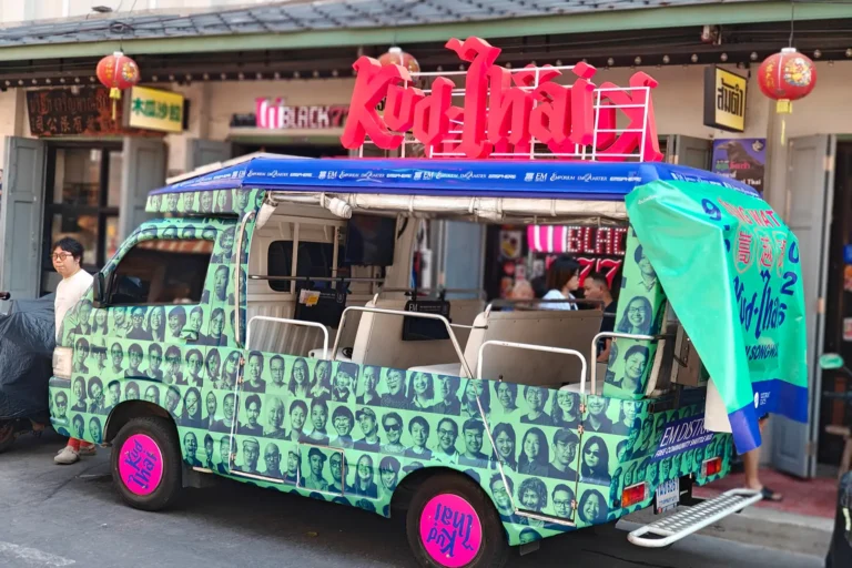 Bangkok et le Centre 9 Tuk-tuk décoré du collectif Kud Thai dans le quartier branché de Song Wat à Bangkok, repaire d'art urbain