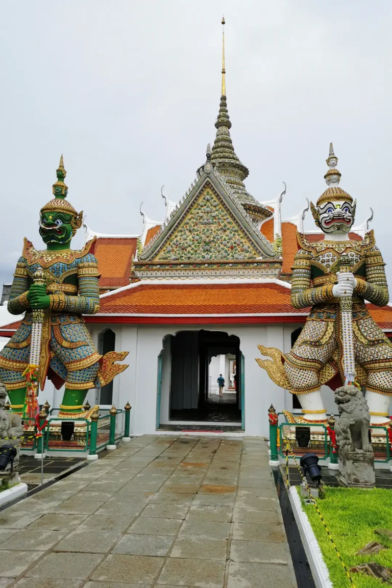 Bangkok et le Centre 3 Statues géantes Yaksha gardiennes à l'entrée du Wat Arun, temple emblématique sur les rives du Chao Phraya à Bangkok