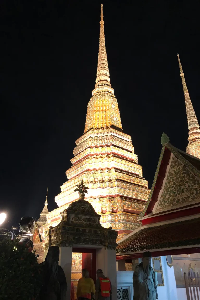 Bangkok et le Centre 5 Stupa doré du Wat Pho illuminé la nuit avec ses ornements de céramique multicolores au cœur de Bangkok