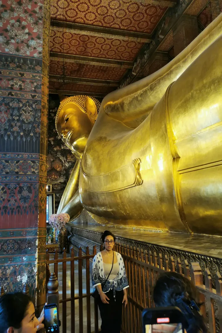Bangkok et le Centre 2 Bouddha couché géant en feuille d'or du Wat Pho, l'une des statues bouddhiques les plus emblématiques de Bangkok