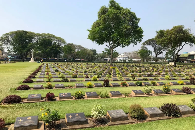 Bangkok et le Centre 26 Cimetière militaire de Kanchanaburi rendant hommage aux prisonniers de guerre morts pendant la construction de la voie ferrée