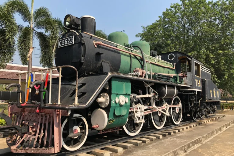 Bangkok et le Centre 24 Locomotive à vapeur C5623 exposée au musée du chemin de fer de la mort à Kanchanaburi en Thaïlande