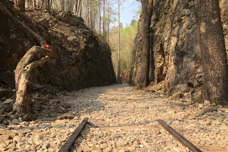 Tranchée du Hellfire Pass à Kanchanaburi creusée à la main dans la roche par les prisonniers de guerre alliés en 1943