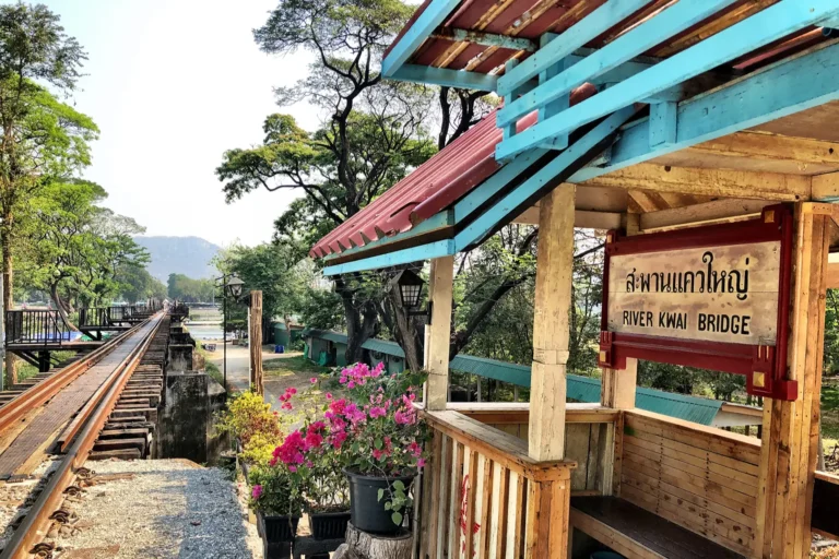 Bangkok et le Centre 23 Voie ferrée du pont de la rivière Kwaï à Kanchanaburi avec panneau gare en thaï et anglais