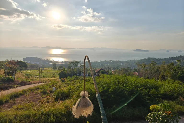 Vue panoramique au coucher du soleil depuis le point de vue Dragon View à Klong Muang, surplombant la côte de Krabi et les îles lointaines.