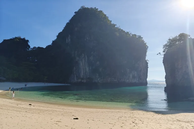 Vue de la plage de sable blanc et du lagon caché de Koh Hong (Hong Islands) enchâssé entre de gigantesques falaises calcaire sous le soleil.