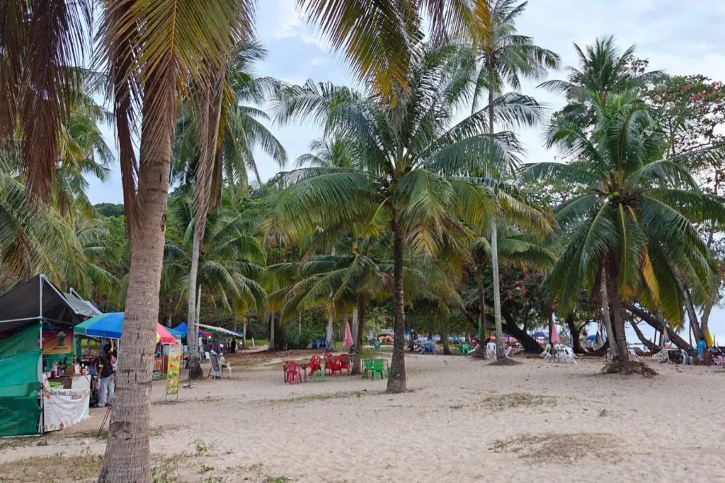 Charlie Beach à Koh Mook, ambiance locale sous les cocotiers avec petits stands de street food thaï
