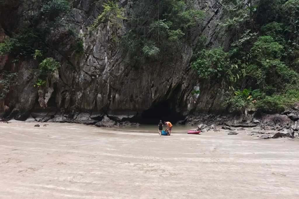 Entrée de la Grotte d'Émeraude à Koh Mook, accessible en kayak depuis la plage de Charlie Beach