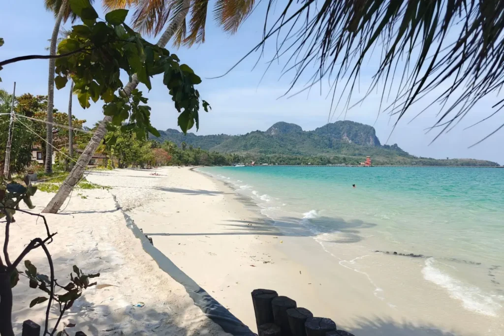 Plage de Sivalai à Koh Mook, sable blanc et mer cristalline face aux montagnes de la province de Trang