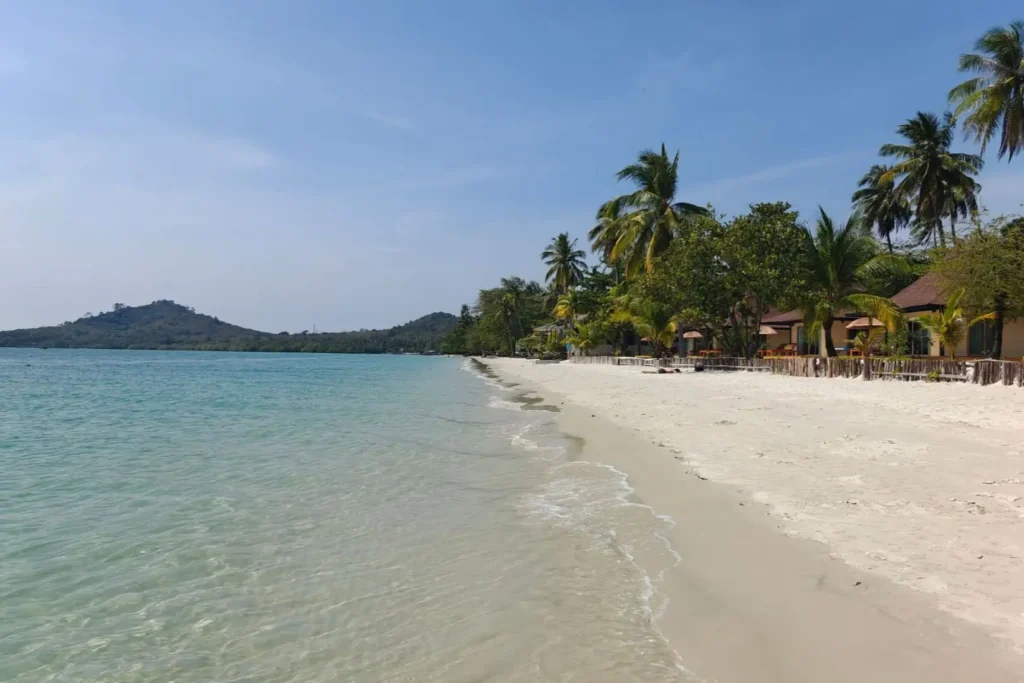 Vue panoramique sur la plage de Sivalai à Koh Mook, sable blanc et eaux turquoise, iles de Trang