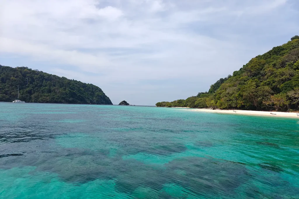 Lagon turquoise entre les deux îles de Koh Rok Nok et Koh Rok Nai, spot de snorkeling de la mer d'Andaman