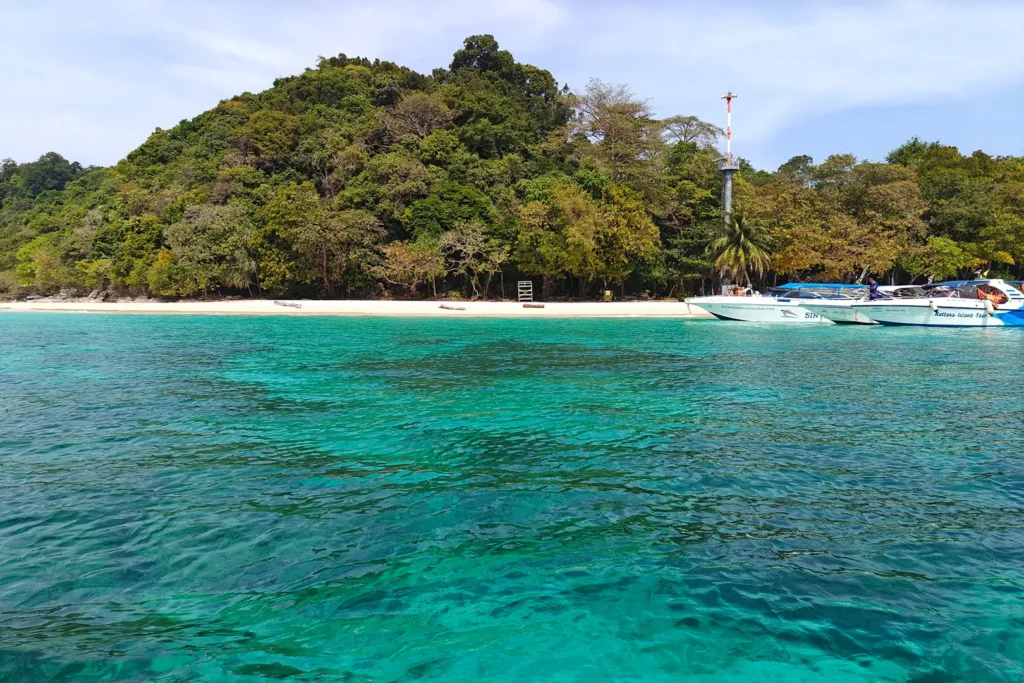 Speedboats d'excursion amarrés face à la plage déserte de Koh Rok, mer d'Andaman