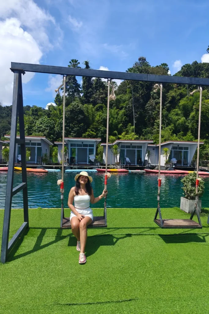 Femme profitant d'une balançoire sur l'ensemble flottant Phupha Waree sur le lac Cheow Lan à Khao Sok.
