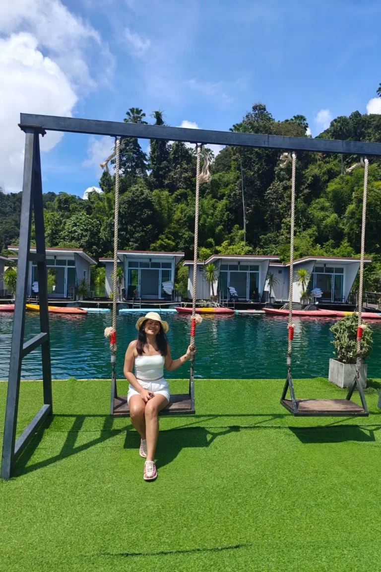Femme profitant d'une balançoire sur l'ensemble flottant Phupha Waree sur le lac Cheow Lan à Khao Sok.