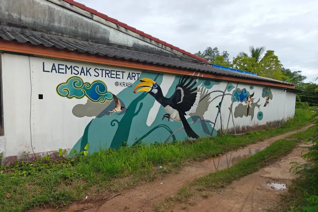 Fresque murale Laemsak Street Art représentant un calao en vol, village de Laem Sak, province de Krabi