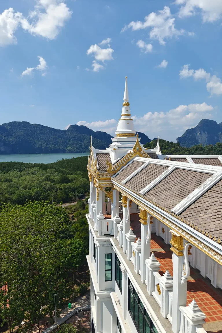 Essence du Sud 6 Chédi blanc et dorée du Wat Mahathat de Laem Sak en surplomb des mangroves et de la baie de Phang Nga