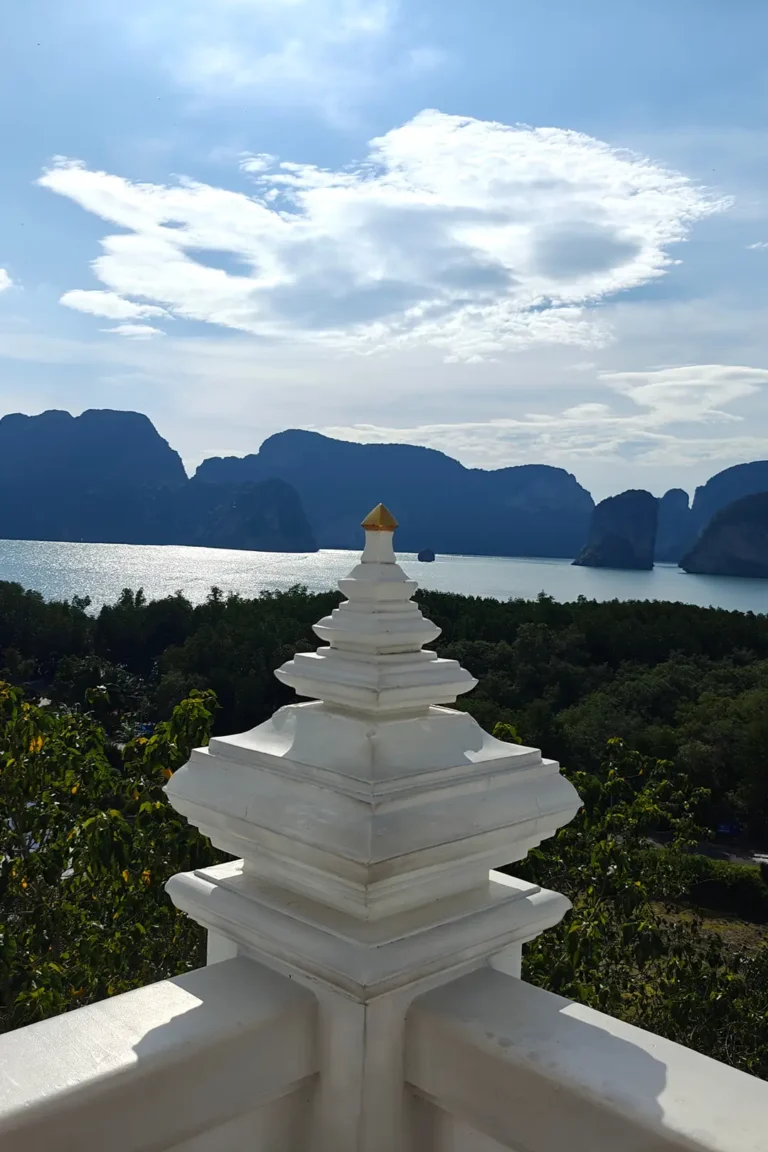 Depuis Wat Mahathat à Laem Sak, vue sur la baie de Phang Nga et ses îles karstiques