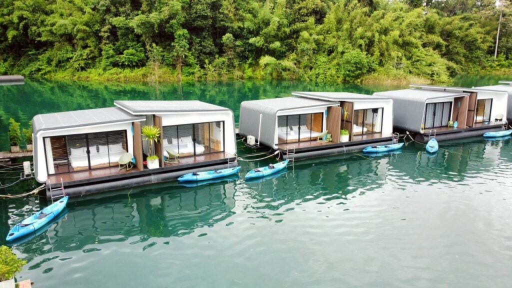Rangée de bungalows flottants modernes sur les eaux émeraude du lac Cheow Lan, parc national de Khao Sok, Thaïlande.