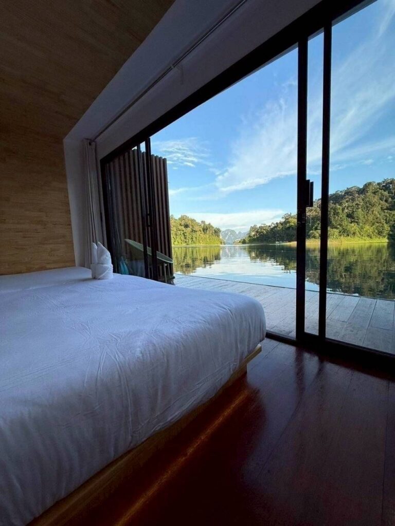 Intérieur d'une chambre double tout confort au Phupha waree, vue sur le lac Khao Sok sous un ciel bleu