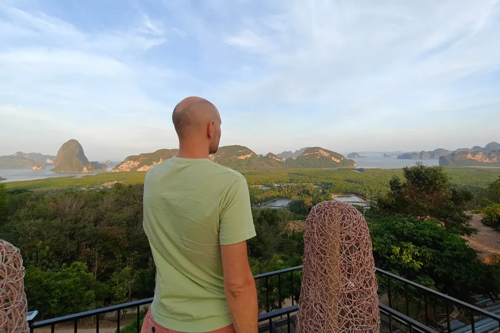Vue panoramique sur la baie de Phang Nga depuis le belvédère de Samet Nangshe, pitons karstiques en arrière-plan