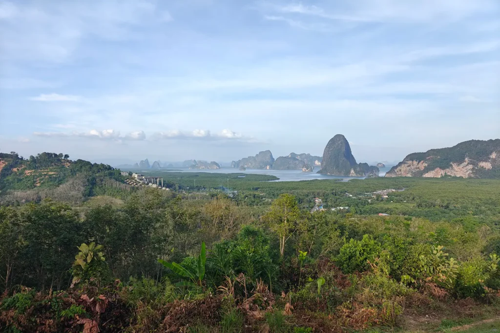 Panorama sur la baie de Phang Nga depuis Samet Nangshe : mangroves, pitons calcaires et eaux calmes au lever du jour
