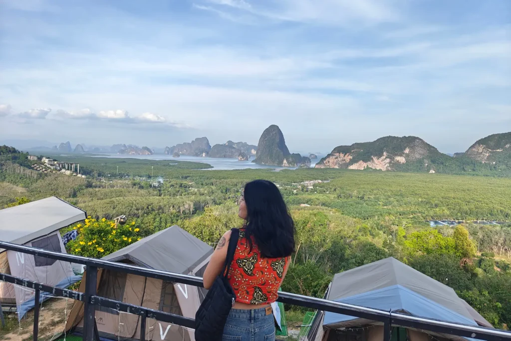Point de vue de Samet Nangshe avec les tentes du camping et les pitons de la baie de Phang Nga à l'horizon