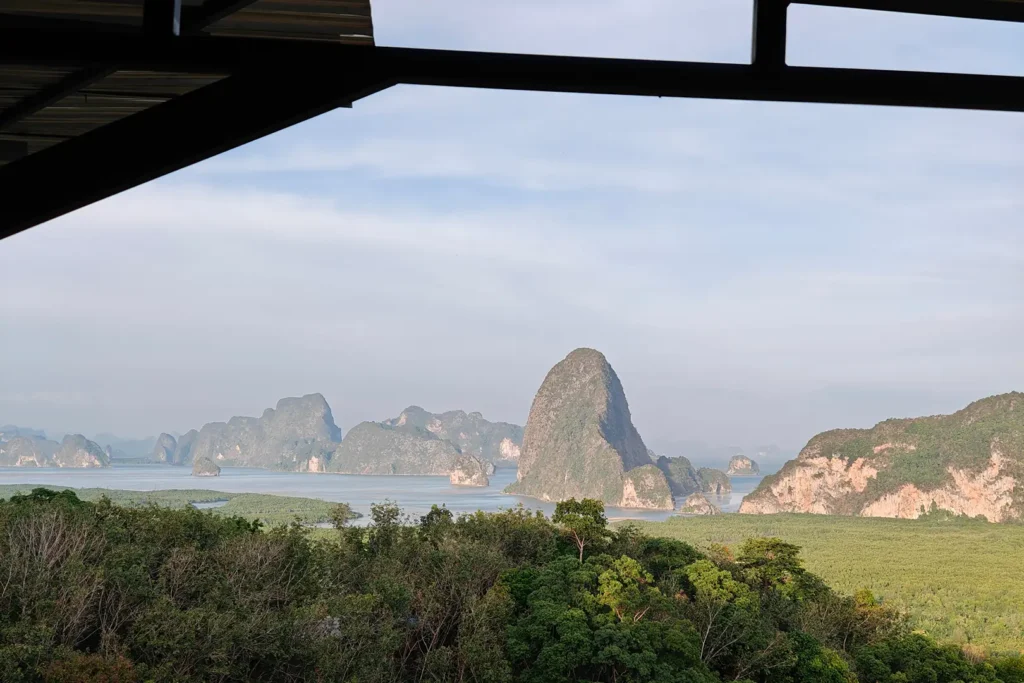 Pitons karstiques de la baie de Phang Nga vus depuis l'abri du belvédère de Samet Nangshe en fin de journée
