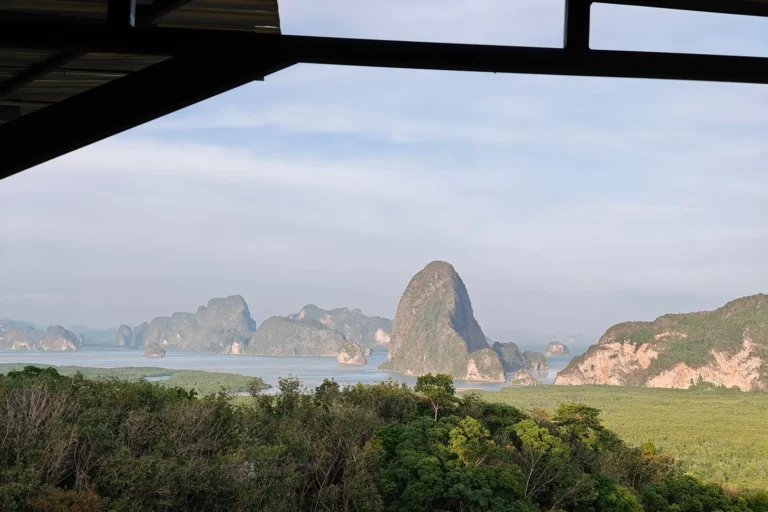 Pitons karstiques de la baie de Phang Nga vus depuis l'abri du belvédère de Samet Nangshe en fin de journée
