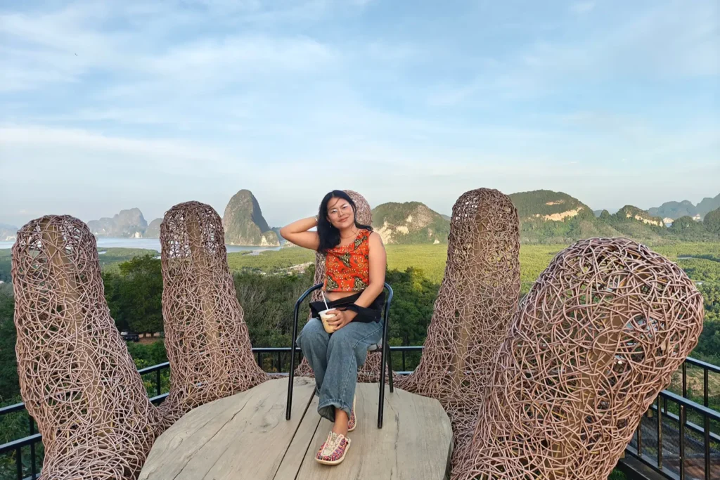 Point de vue à Samet Nangshe avec sculptures en rotin et vue sur les îlots karstiques de la baie de Phang Nga