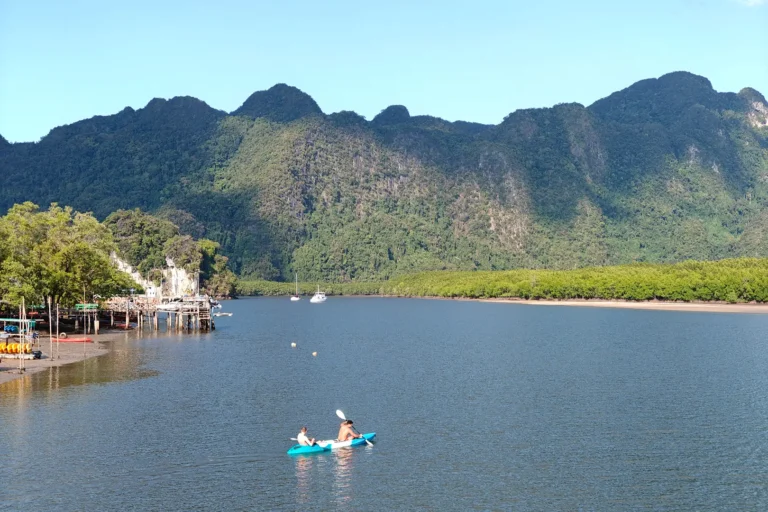 Vue sur les falaises karstiques et les eaux calmes de la baie d'Ao Thalane, destination célèbre pour le kayak de mer à Krabi.