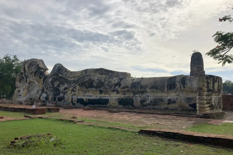 Bangkok et le Centre 21 Bouddha couché géant en ruines du Wat Lokayasutharam à Ayutthaya, vestige monumental de l'ancienne capitale du Siam
