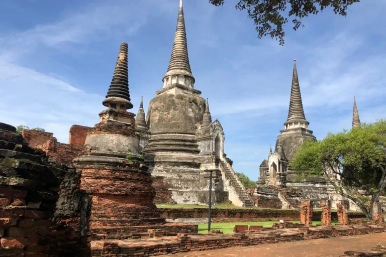 Bangkok et le Centre 19 Stupas du Wat Phra Si Sanphet sous un ciel bleu, vestiges du parc historique d'Ayutthaya en Thaïlande