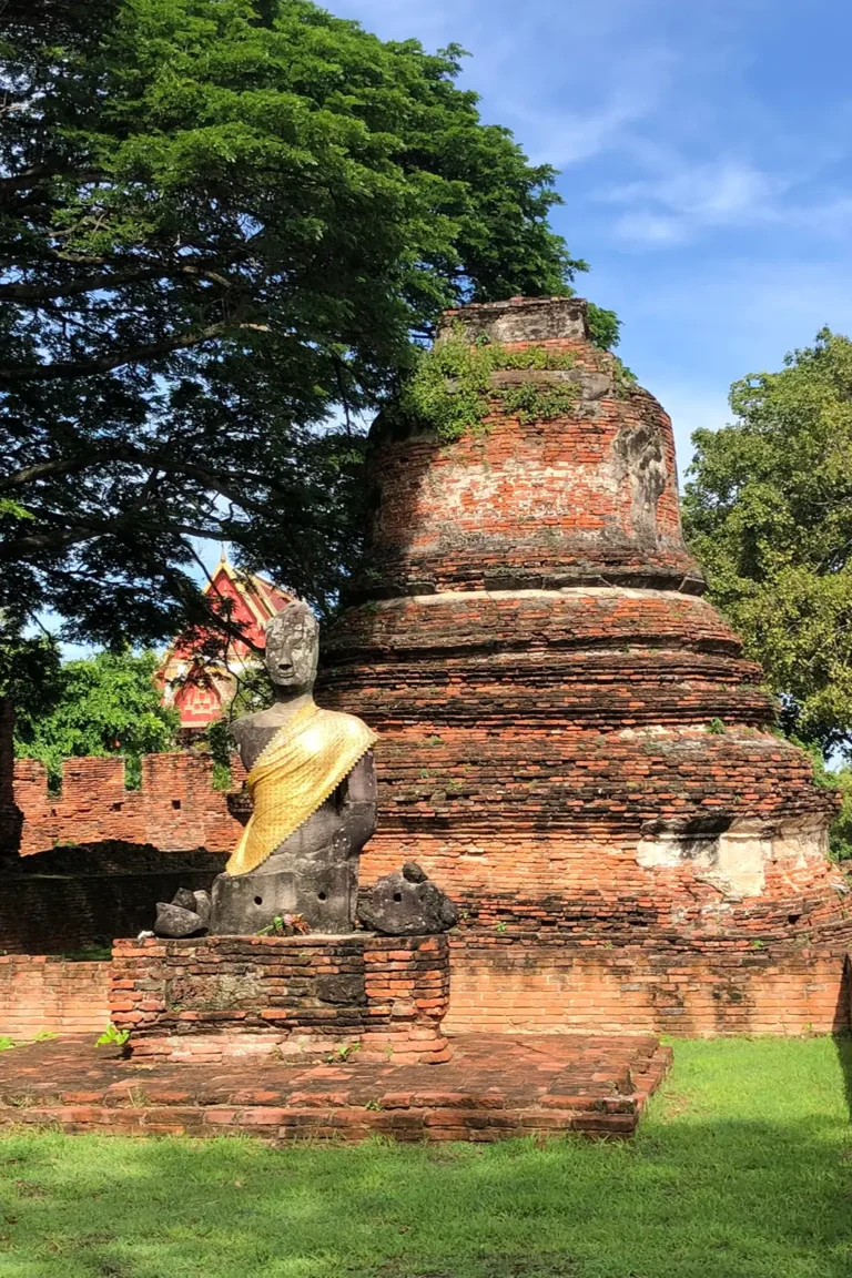 Bangkok et le Centre 17 Bouddha drapé de safran assis devant un stupa en briques rouges dans le parc historique d'Ayutthaya