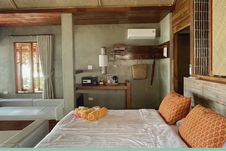 Essence du Sud 31 Chambre Sea Sense Cottage avec grand lit double, mobilier en bois et climatisation murale à l'éco-resort Coco Cottage, Koh Ngai
