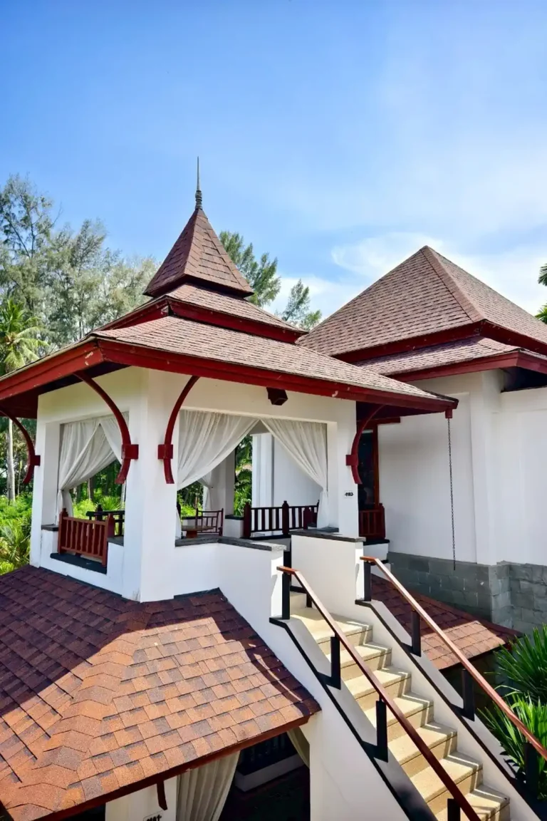 Essence du Sud 25 Villa thaïlandaise traditionnelle avec sala ouverte et rideaux blancs au Nakamanda, dormir à Krabi