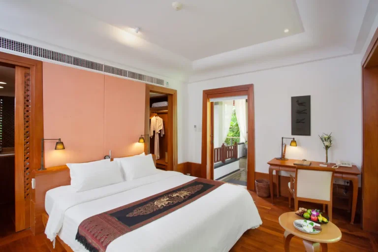 Essence du Sud 26 Chambre élégante avec parquet en bois et décoration thaïe au Nakamanda, hôtel Krabi bord de plage