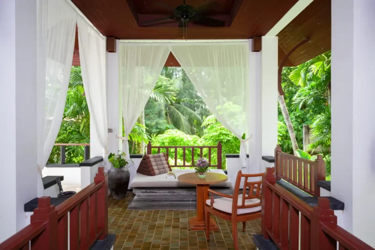 Essence du Sud 27 Terrasse privée avec daybed et vue sur jardin tropical au Nakamanda Resort, Krabi