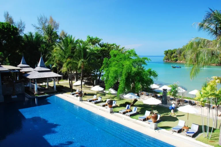 Essence du Sud 24 Vue sur la piscine à débordement et la plage privée de l'hôtel Nakamanda, Krabi bord de plage