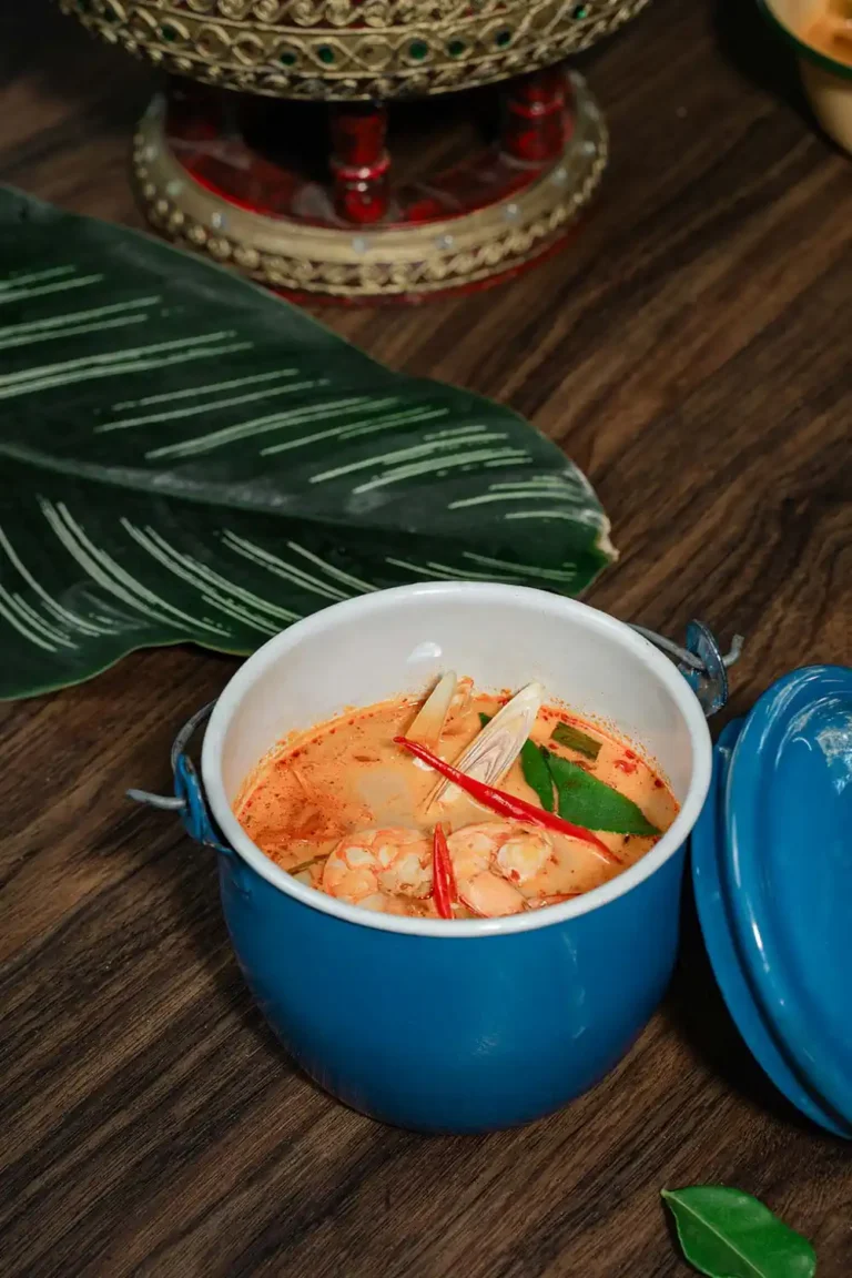 Cours de cuisine thaïlandaise 6 Soupe tom yum épicée aux crevettes servie dans une cocotte bleue, recette préparée lors du cours de cuisine thaïlandaise à Krabi