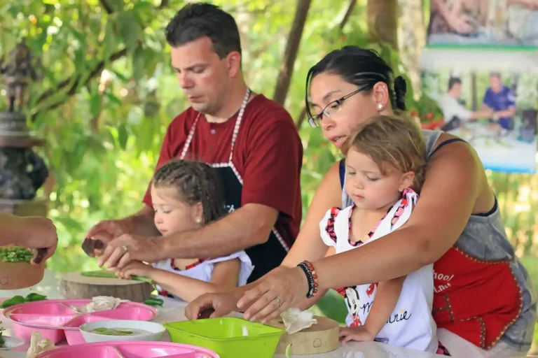 Cours de cuisine thaïlandaise 4 Famille avec enfants participant au cours de cuisine thaïlandaise de Yaa à Krabi. Activité idéale pour toutes les générations à Ao Nang
