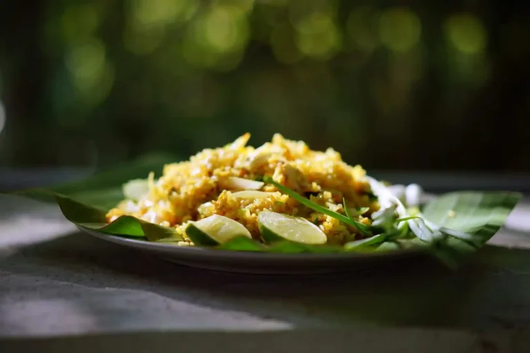 Cours de cuisine thaïlandaise 2 Riz frit thaïlandais servi sur feuille de bananier avec garnitures fraîches, plat préparé lors du cours de cuisine à l'école de Yaa, Krabi
