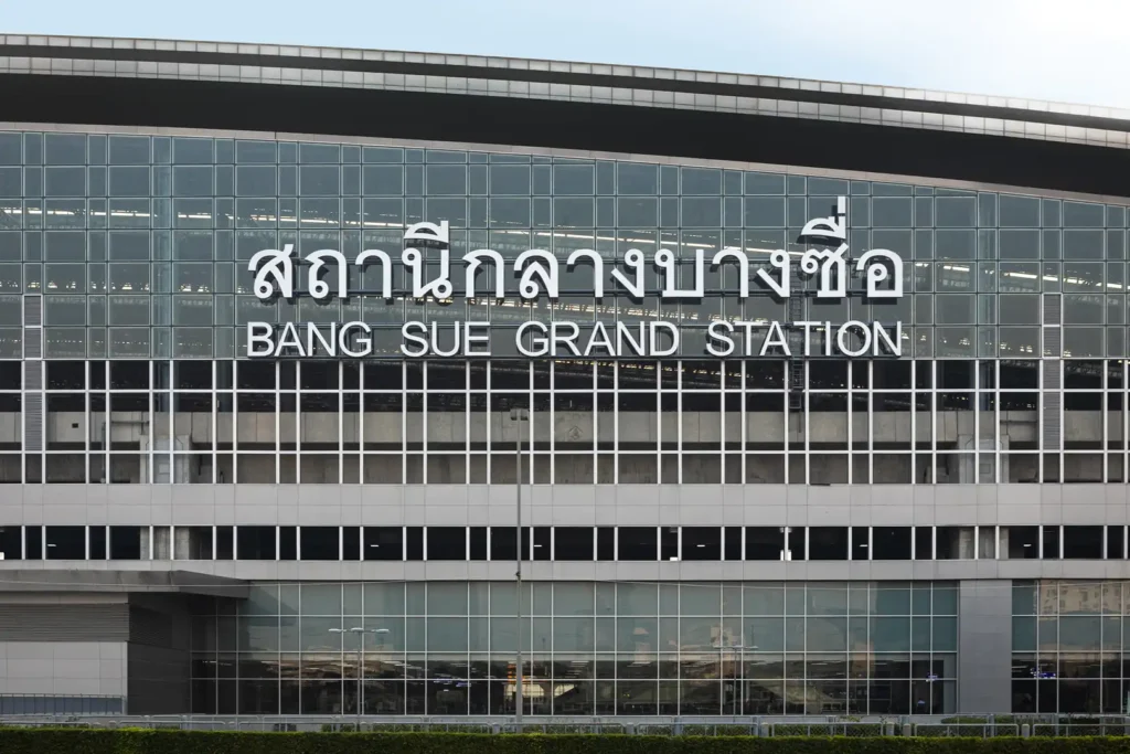 façade de la gare Krung Thep Aphiwat à Bangkok, où l'enseigne indique encore Bang Sue Grand Station
