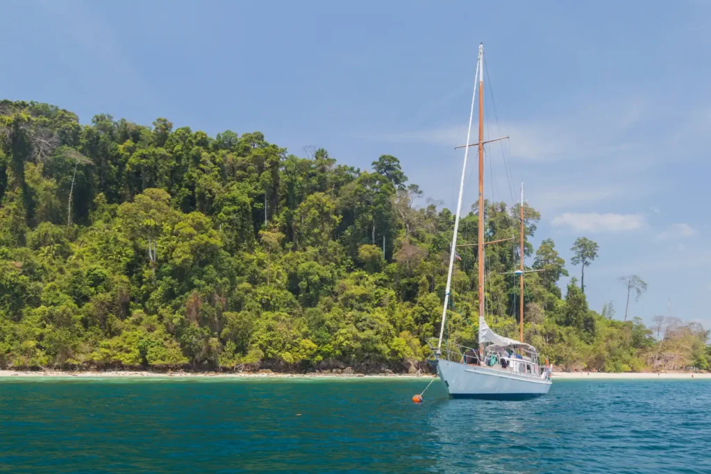 Les iles de Trang 12 Voilier ancré au large de Koh Ngai, plage de sable blanc bordée de forêt tropicale, Thaïlande