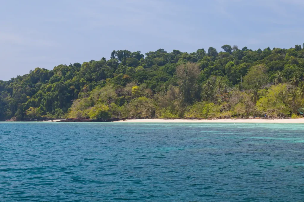 Les iles de Trang 13 Plage de sable blanc de Koh Ngai bordée de récifs coralliens visibles sous une eau turquoise